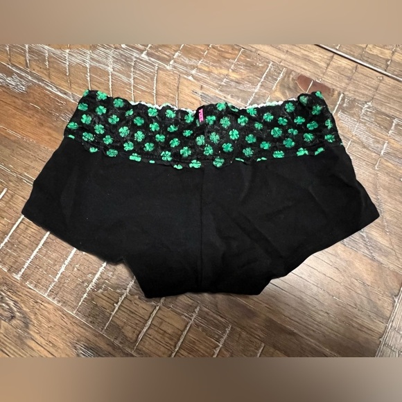 NWT Victoria’s Secret Low Rise Boyshort extra small XS with lace clover trim - Picture 2 of 3